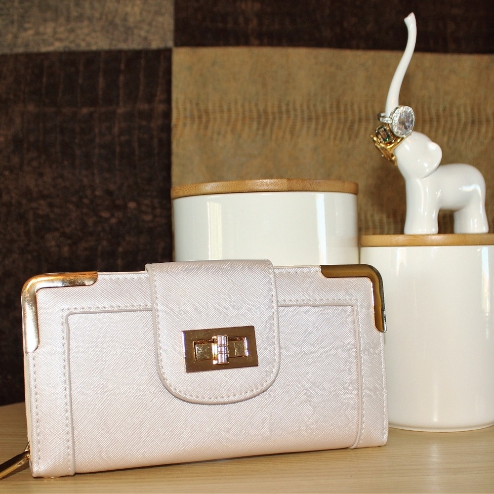Crossbody Wallet in Pearl